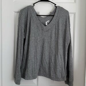 Cable & Gauge Gray V-Neck Sweatshirt
